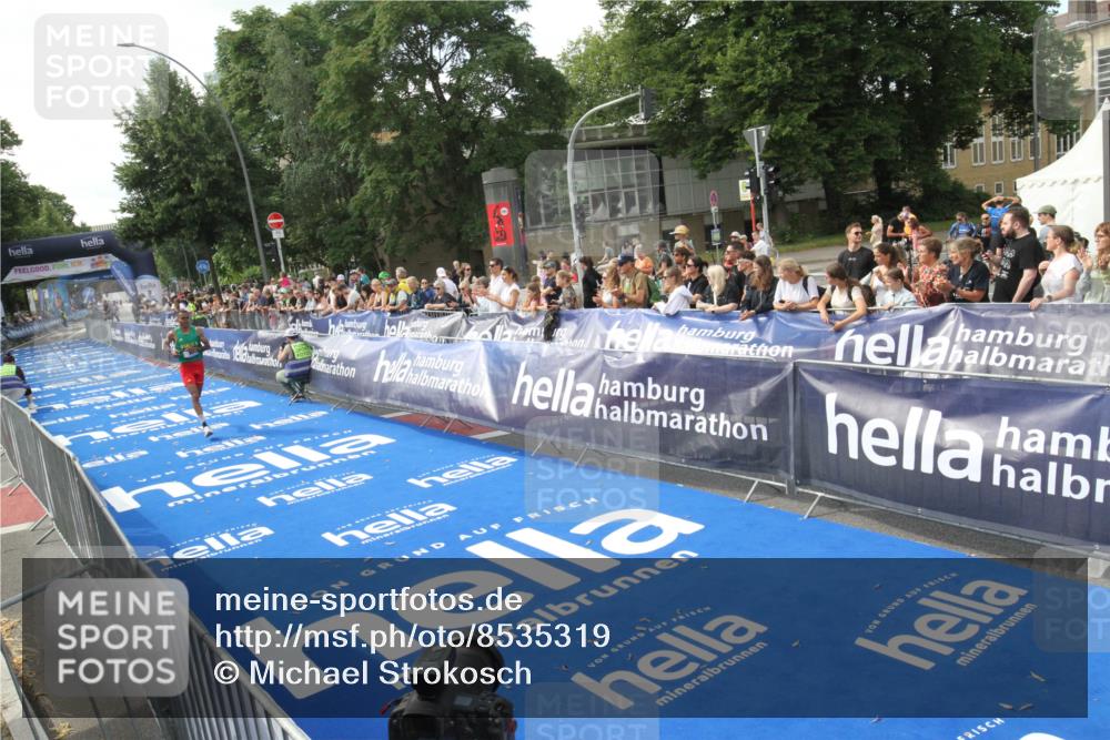 29.06.2025 - hella hamburg halbmarathon Michael Strokosch http://msf.ph/oto/8535319 29.06.2025 10:05:29 Ziel  meine-sportfotos.de