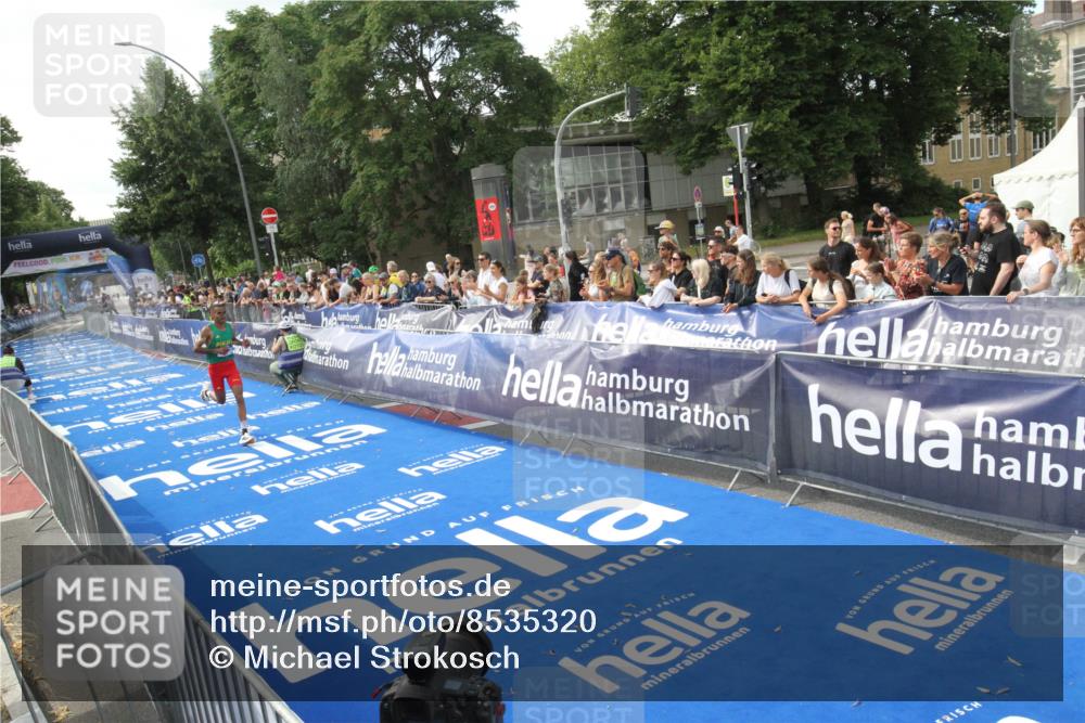 29.06.2025 - hella hamburg halbmarathon Michael Strokosch http://msf.ph/oto/8535320 29.06.2025 10:05:30 Ziel  meine-sportfotos.de