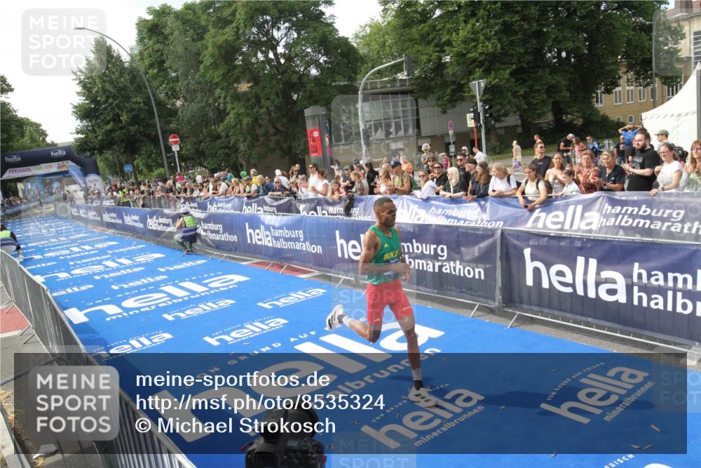 29.06.2025 - hella hamburg halbmarathon Michael Strokosch http://msf.ph/oto/8535324 29.06.2025 10:05:31 Ziel  meine-sportfotos.de