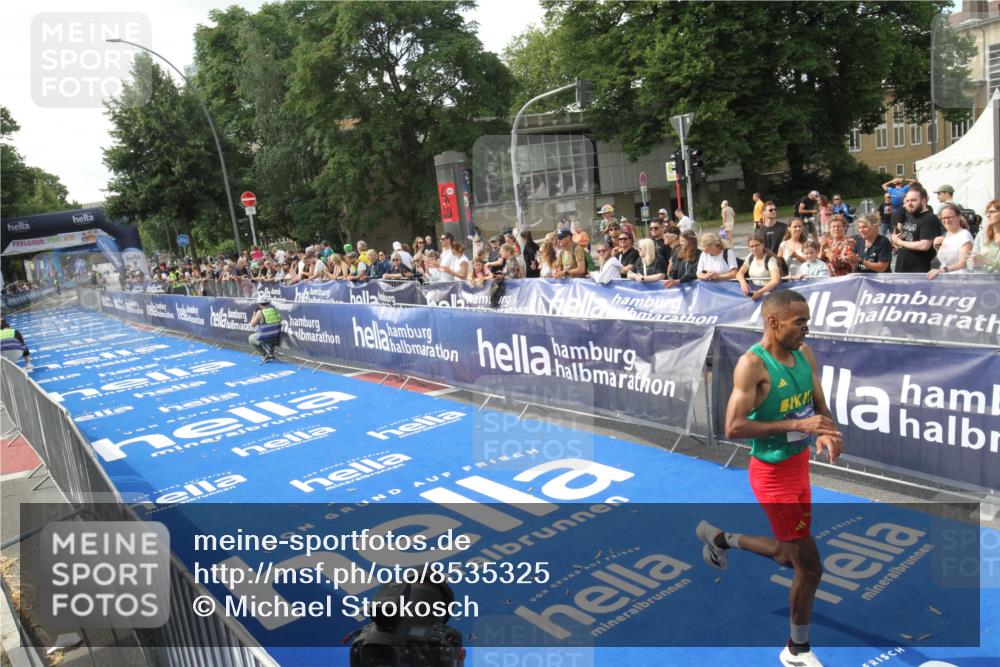 29.06.2025 - hella hamburg halbmarathon Michael Strokosch http://msf.ph/oto/8535325 29.06.2025 10:05:31 Ziel  meine-sportfotos.de