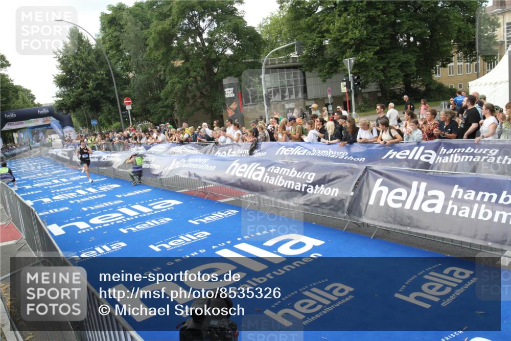 29.06.2025 - hella hamburg halbmarathon Michael Strokosch http://msf.ph/oto/8535326 29.06.2025 10:06:02 Ziel  meine-sportfotos.de