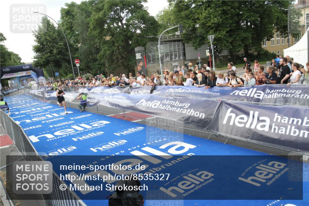 29.06.2025 - hella hamburg halbmarathon Michael Strokosch http://msf.ph/oto/8535327 29.06.2025 10:06:02 Ziel  meine-sportfotos.de