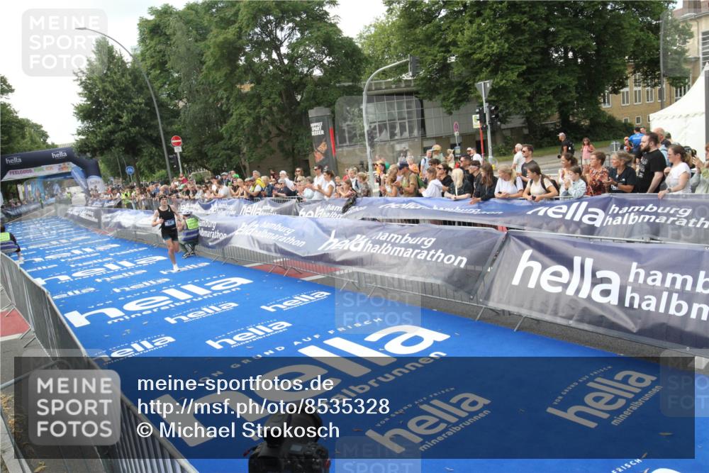 29.06.2025 - hella hamburg halbmarathon Michael Strokosch http://msf.ph/oto/8535328 29.06.2025 10:06:02 Ziel  meine-sportfotos.de