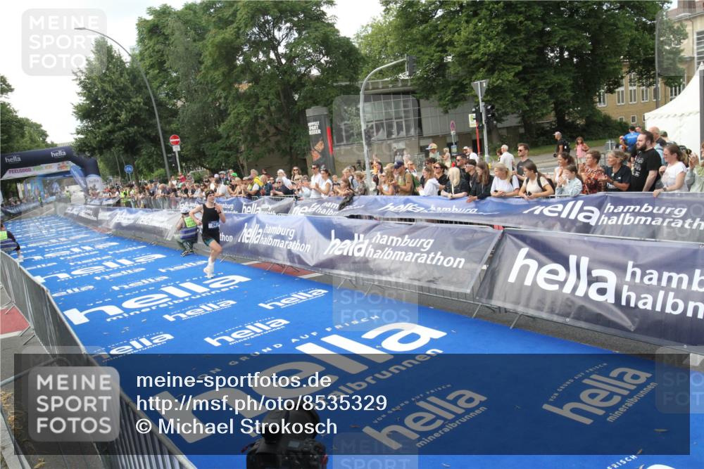 29.06.2025 - hella hamburg halbmarathon Michael Strokosch http://msf.ph/oto/8535329 29.06.2025 10:06:03 Ziel  meine-sportfotos.de
