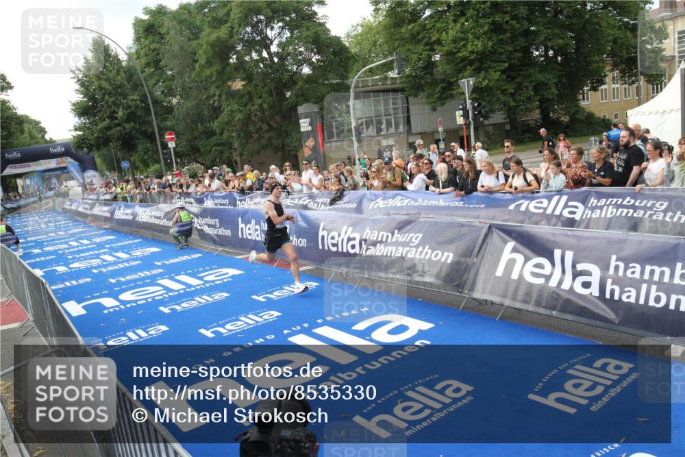 29.06.2025 - hella hamburg halbmarathon Michael Strokosch http://msf.ph/oto/8535330 29.06.2025 10:06:03 Ziel  meine-sportfotos.de