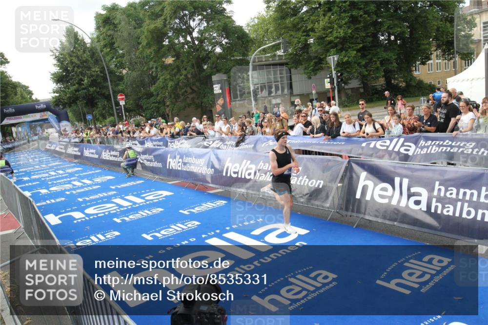 29.06.2025 - hella hamburg halbmarathon Michael Strokosch http://msf.ph/oto/8535331 29.06.2025 10:06:04 Ziel  meine-sportfotos.de