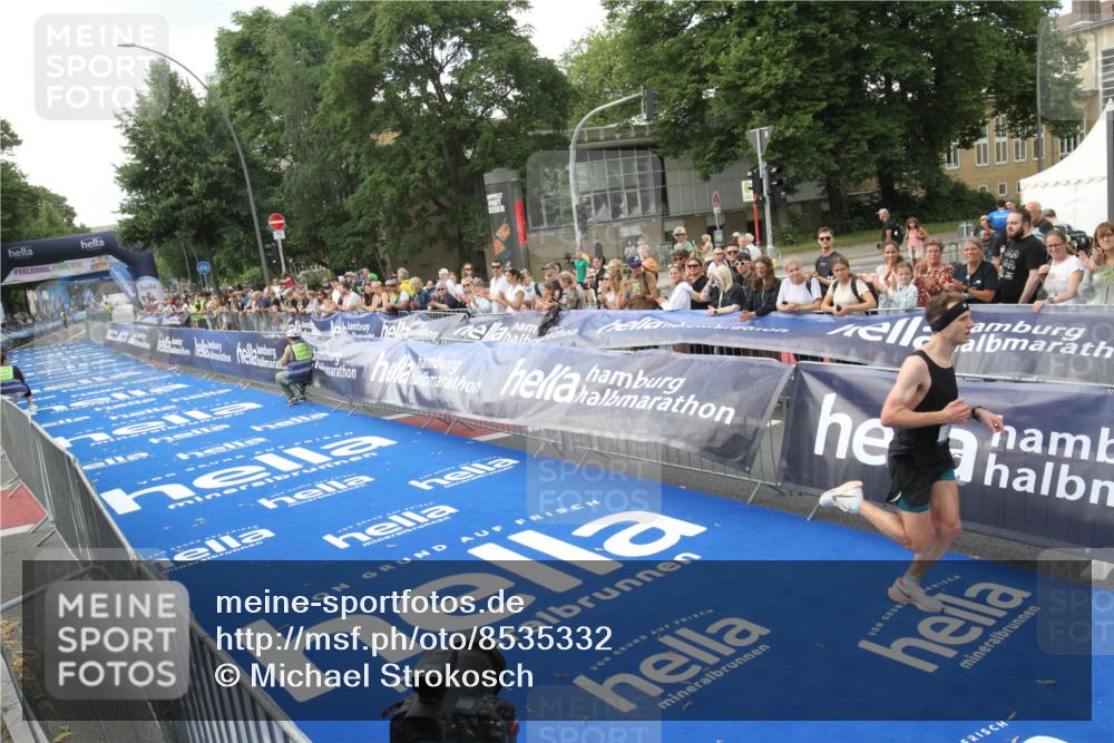 29.06.2025 - hella hamburg halbmarathon Michael Strokosch http://msf.ph/oto/8535332 29.06.2025 10:06:04 Ziel  meine-sportfotos.de