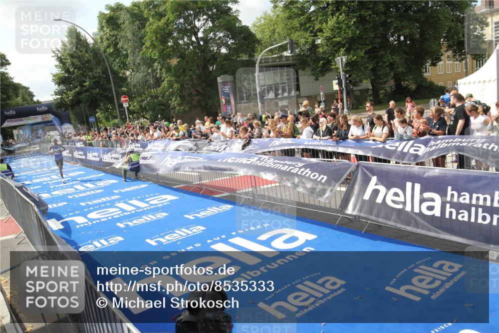 29.06.2025 - hella hamburg halbmarathon Michael Strokosch http://msf.ph/oto/8535333 29.06.2025 10:06:31 Ziel  meine-sportfotos.de