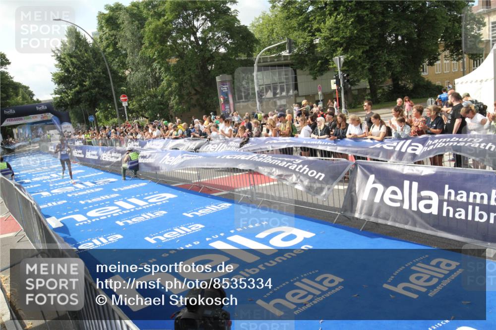 29.06.2025 - hella hamburg halbmarathon Michael Strokosch http://msf.ph/oto/8535334 29.06.2025 10:06:32 Ziel  meine-sportfotos.de