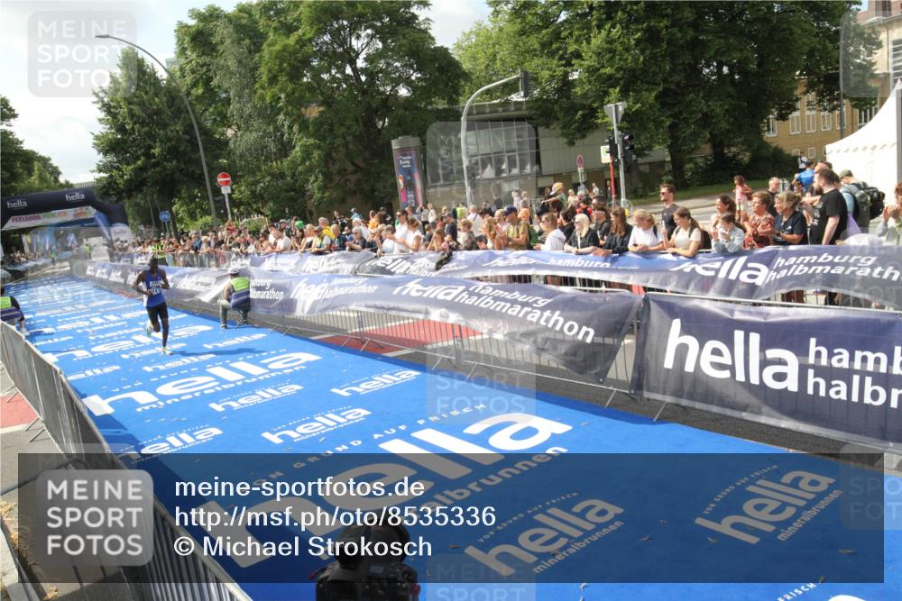 29.06.2025 - hella hamburg halbmarathon Michael Strokosch http://msf.ph/oto/8535336 29.06.2025 10:06:33 Ziel  meine-sportfotos.de