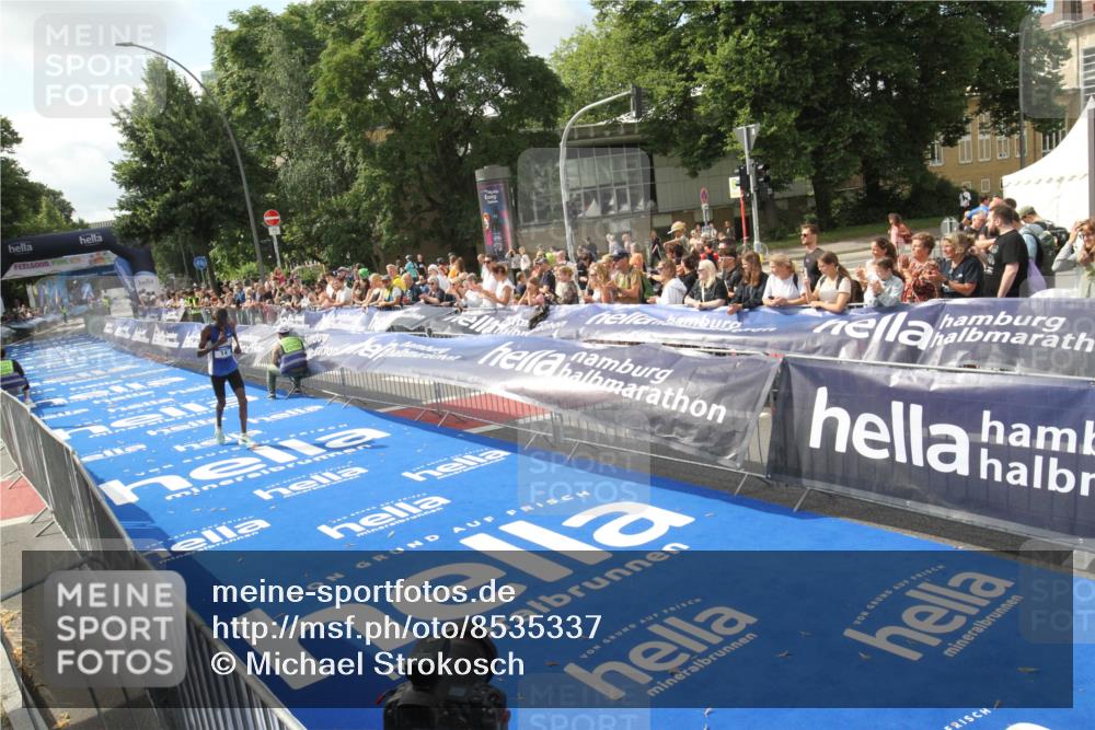 29.06.2025 - hella hamburg halbmarathon Michael Strokosch http://msf.ph/oto/8535337 29.06.2025 10:06:33 Ziel  meine-sportfotos.de