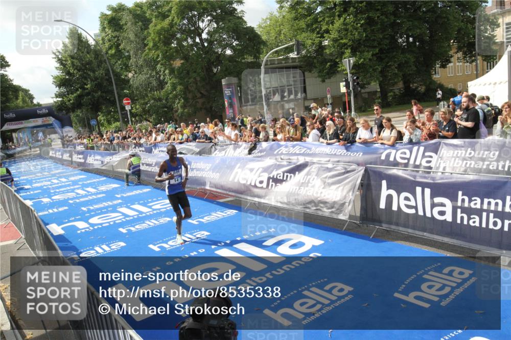 29.06.2025 - hella hamburg halbmarathon Michael Strokosch http://msf.ph/oto/8535338 29.06.2025 10:06:34 Ziel  meine-sportfotos.de