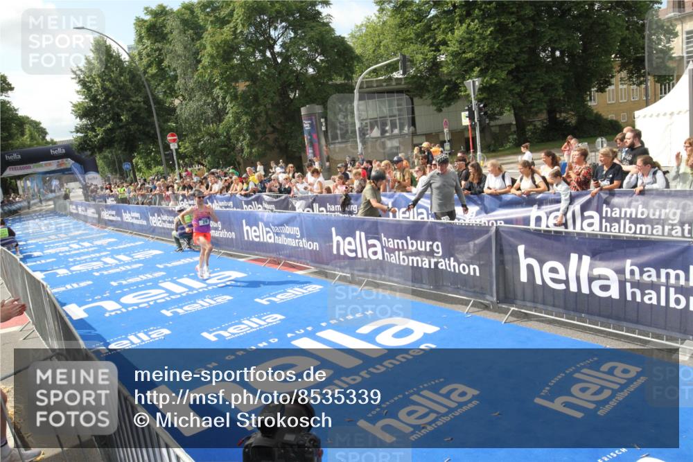 29.06.2025 - hella hamburg halbmarathon Michael Strokosch http://msf.ph/oto/8535339 29.06.2025 10:09:04 Ziel  meine-sportfotos.de