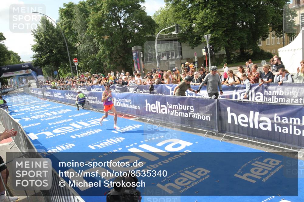 29.06.2025 - hella hamburg halbmarathon Michael Strokosch http://msf.ph/oto/8535340 29.06.2025 10:09:04 Ziel  meine-sportfotos.de