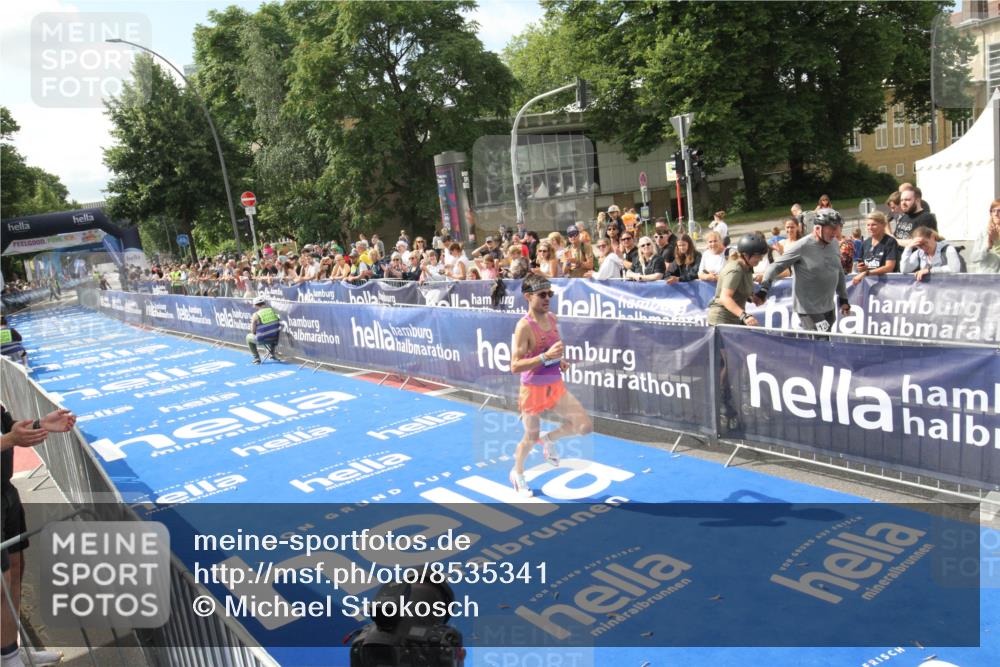29.06.2025 - hella hamburg halbmarathon Michael Strokosch http://msf.ph/oto/8535341 29.06.2025 10:09:04 Ziel  meine-sportfotos.de
