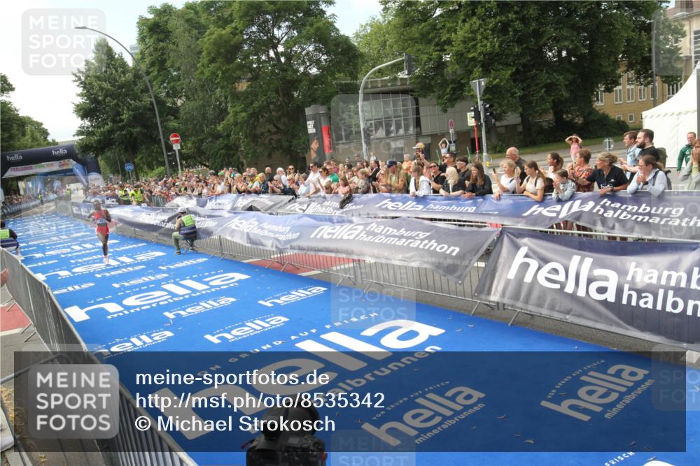 29.06.2025 - hella hamburg halbmarathon Michael Strokosch http://msf.ph/oto/8535342 29.06.2025 10:10:11 Ziel  meine-sportfotos.de