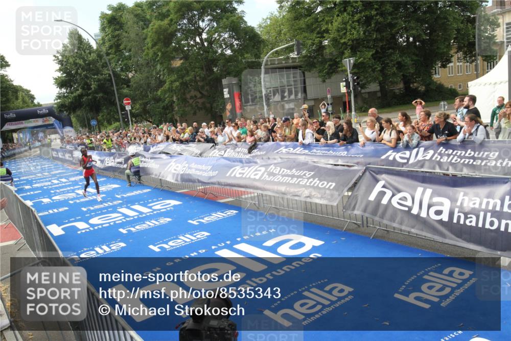29.06.2025 - hella hamburg halbmarathon Michael Strokosch http://msf.ph/oto/8535343 29.06.2025 10:10:12 Ziel  meine-sportfotos.de