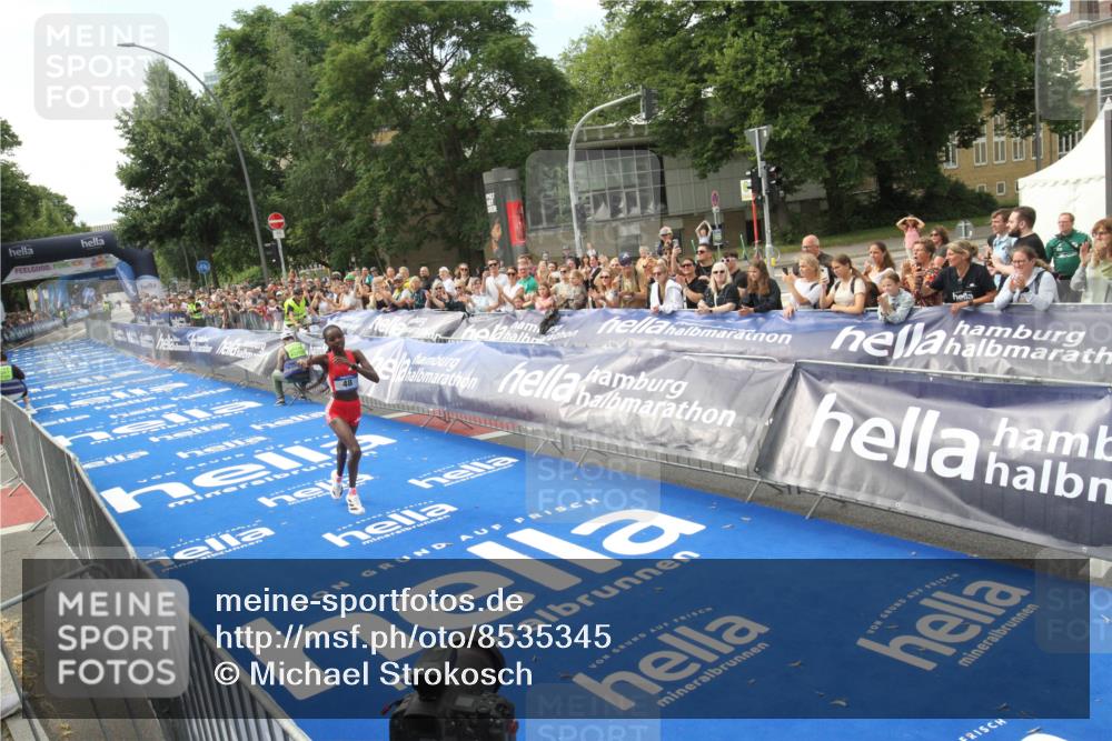 29.06.2025 - hella hamburg halbmarathon Michael Strokosch http://msf.ph/oto/8535345 29.06.2025 10:10:13 Ziel  meine-sportfotos.de