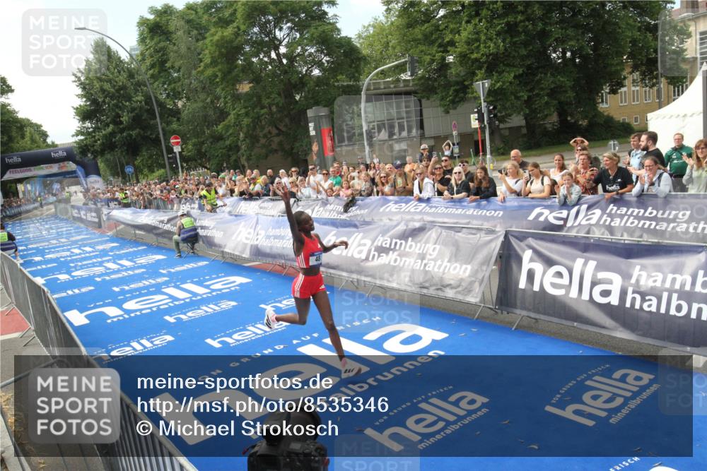 29.06.2025 - hella hamburg halbmarathon Michael Strokosch http://msf.ph/oto/8535346 29.06.2025 10:10:13 Ziel  meine-sportfotos.de