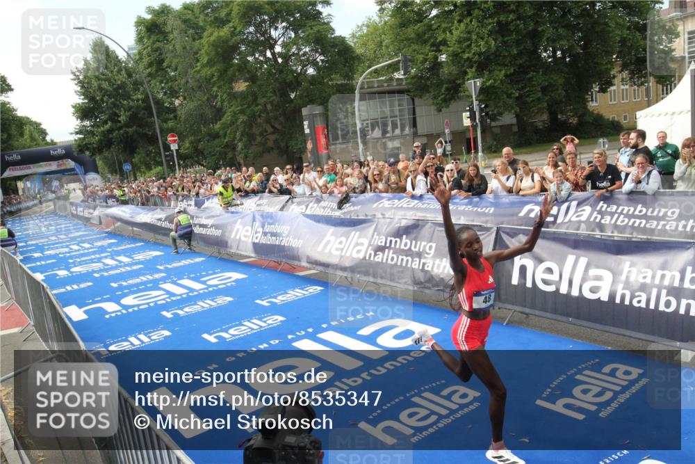 29.06.2025 - hella hamburg halbmarathon Michael Strokosch http://msf.ph/oto/8535347 29.06.2025 10:10:13 Ziel  meine-sportfotos.de