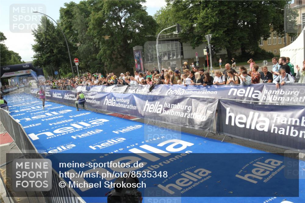 29.06.2025 - hella hamburg halbmarathon Michael Strokosch http://msf.ph/oto/8535348 29.06.2025 10:10:38 Ziel  meine-sportfotos.de