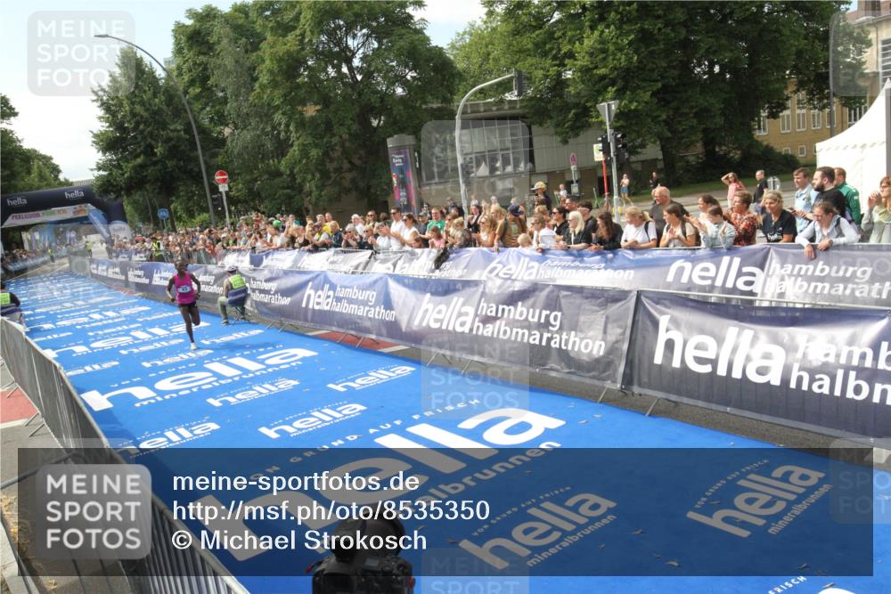 29.06.2025 - hella hamburg halbmarathon Michael Strokosch http://msf.ph/oto/8535350 29.06.2025 10:10:39 Ziel  meine-sportfotos.de