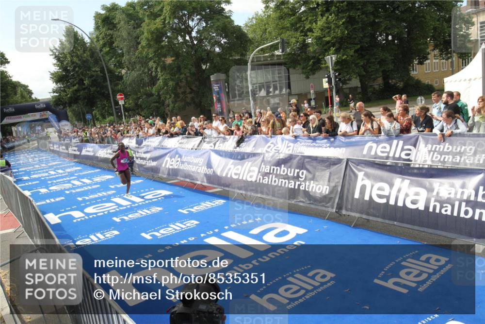 29.06.2025 - hella hamburg halbmarathon Michael Strokosch http://msf.ph/oto/8535351 29.06.2025 10:10:40 Ziel  meine-sportfotos.de