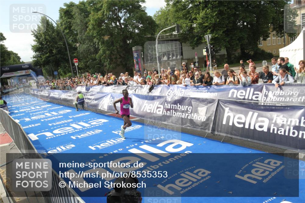 29.06.2025 - hella hamburg halbmarathon Michael Strokosch http://msf.ph/oto/8535353 29.06.2025 10:10:40 Ziel  meine-sportfotos.de