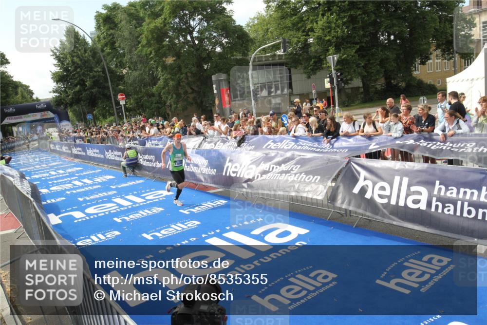 29.06.2025 - hella hamburg halbmarathon Michael Strokosch http://msf.ph/oto/8535355 29.06.2025 10:11:03 Ziel  meine-sportfotos.de