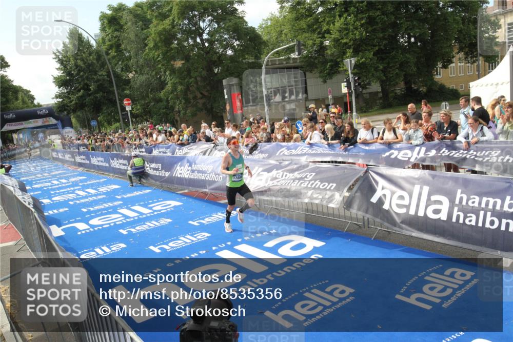 29.06.2025 - hella hamburg halbmarathon Michael Strokosch http://msf.ph/oto/8535356 29.06.2025 10:11:04 Ziel  meine-sportfotos.de