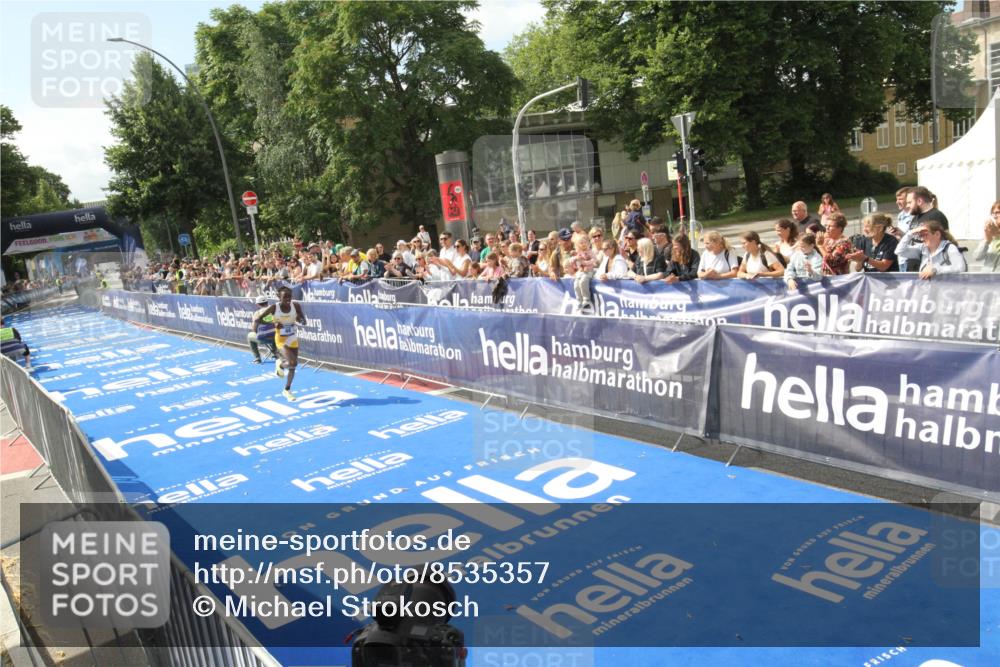 29.06.2025 - hella hamburg halbmarathon Michael Strokosch http://msf.ph/oto/8535357 29.06.2025 10:11:12 Ziel  meine-sportfotos.de