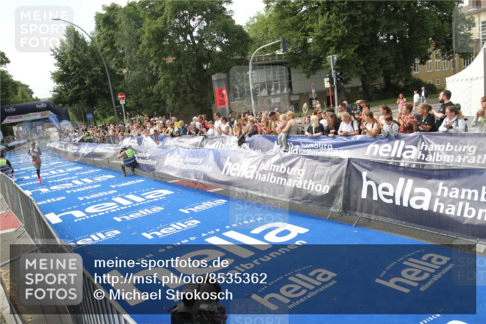 29.06.2025 - hella hamburg halbmarathon Michael Strokosch http://msf.ph/oto/8535362 29.06.2025 10:11:59 Ziel  meine-sportfotos.de
