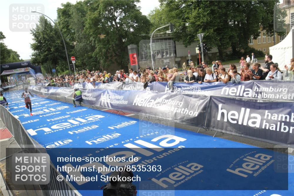 29.06.2025 - hella hamburg halbmarathon Michael Strokosch http://msf.ph/oto/8535363 29.06.2025 10:11:59 Ziel  meine-sportfotos.de
