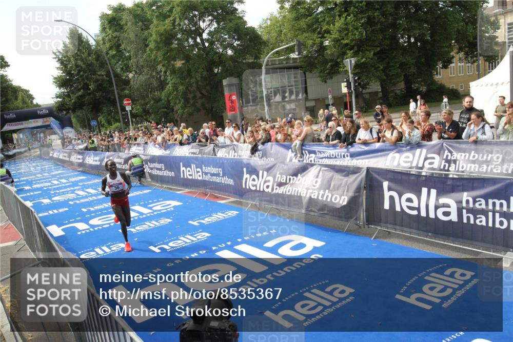 29.06.2025 - hella hamburg halbmarathon Michael Strokosch http://msf.ph/oto/8535367 29.06.2025 10:12:01 Ziel  meine-sportfotos.de