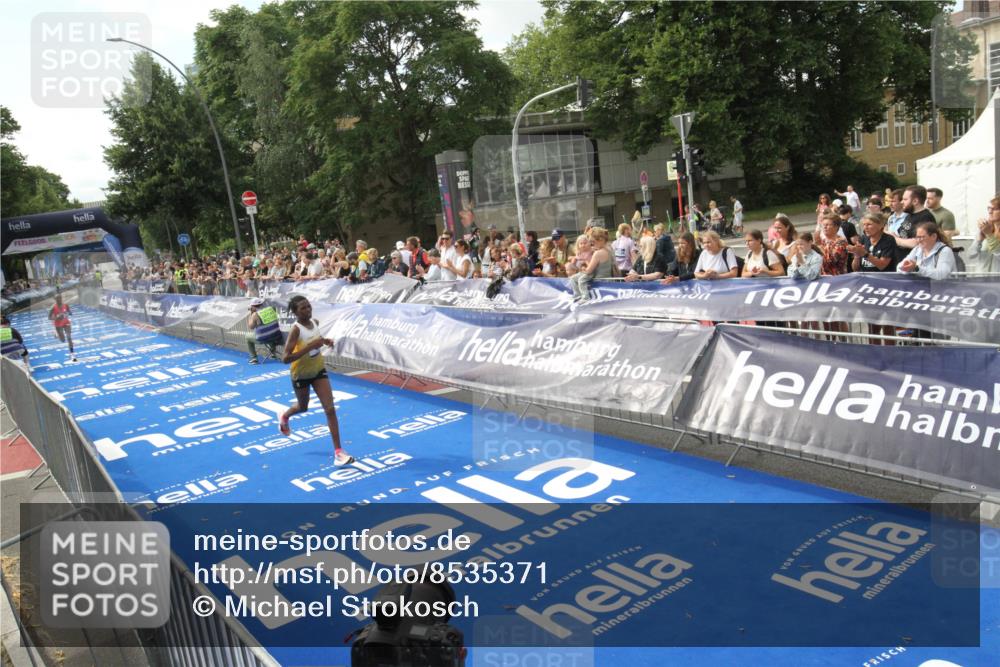 29.06.2025 - hella hamburg halbmarathon Michael Strokosch http://msf.ph/oto/8535371 29.06.2025 10:12:24 Ziel  meine-sportfotos.de