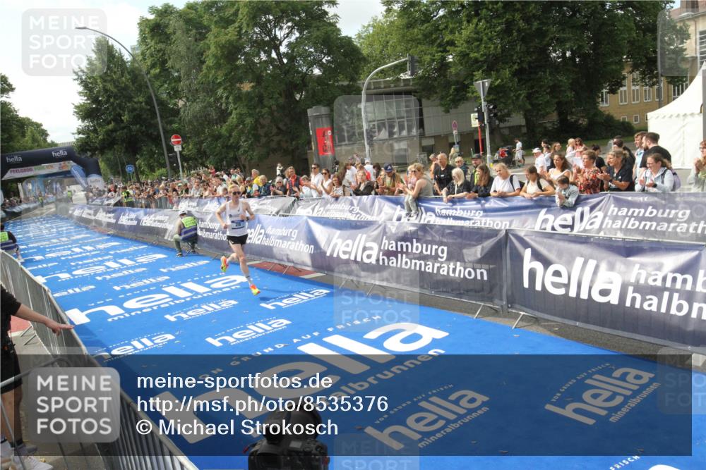 29.06.2025 - hella hamburg halbmarathon Michael Strokosch http://msf.ph/oto/8535376 29.06.2025 10:12:44 Ziel  meine-sportfotos.de