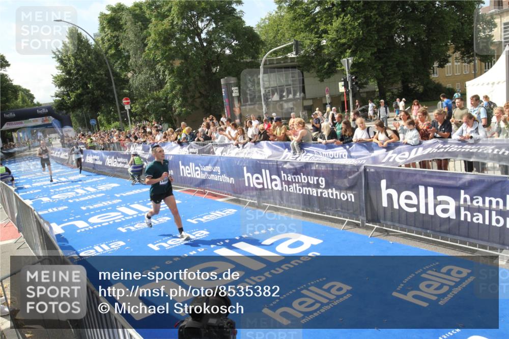 29.06.2025 - hella hamburg halbmarathon Michael Strokosch http://msf.ph/oto/8535382 29.06.2025 10:14:02 Ziel  meine-sportfotos.de