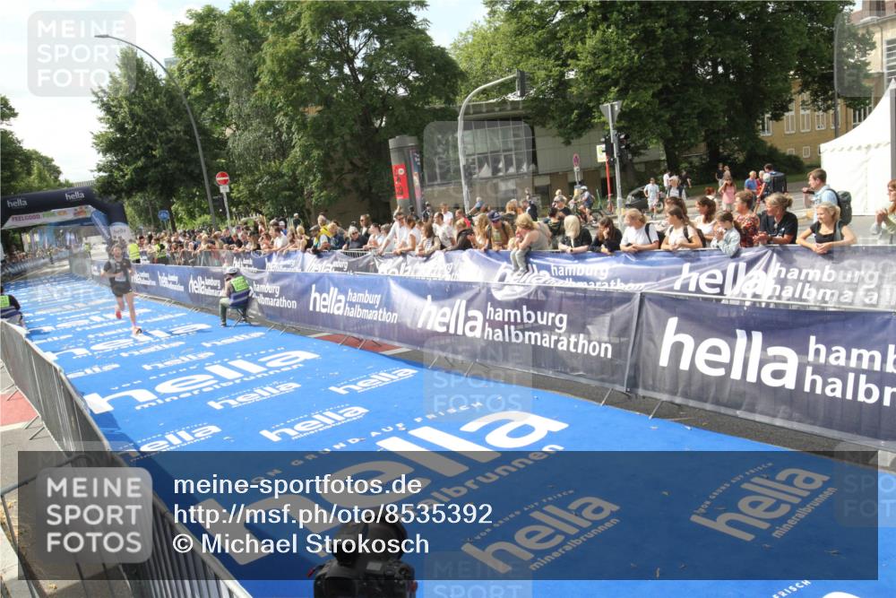 29.06.2025 - hella hamburg halbmarathon Michael Strokosch http://msf.ph/oto/8535392 29.06.2025 10:14:32 Ziel  meine-sportfotos.de