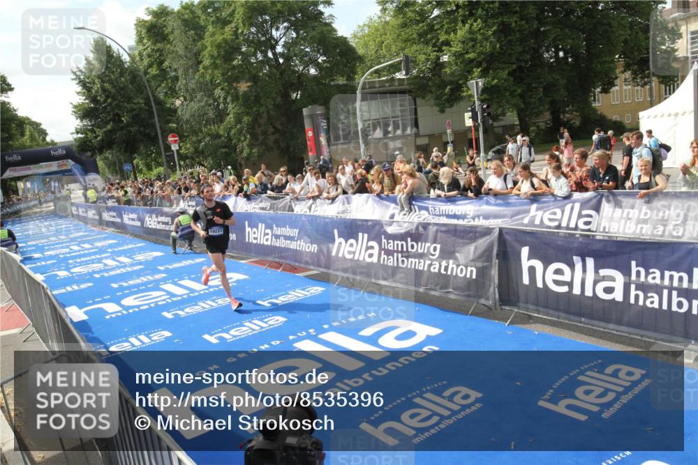 29.06.2025 - hella hamburg halbmarathon Michael Strokosch http://msf.ph/oto/8535396 29.06.2025 10:14:34 Ziel  meine-sportfotos.de