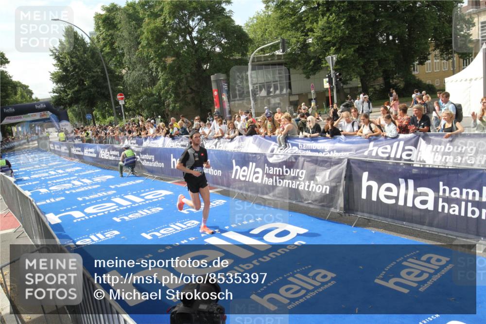 29.06.2025 - hella hamburg halbmarathon Michael Strokosch http://msf.ph/oto/8535397 29.06.2025 10:14:34 Ziel  meine-sportfotos.de