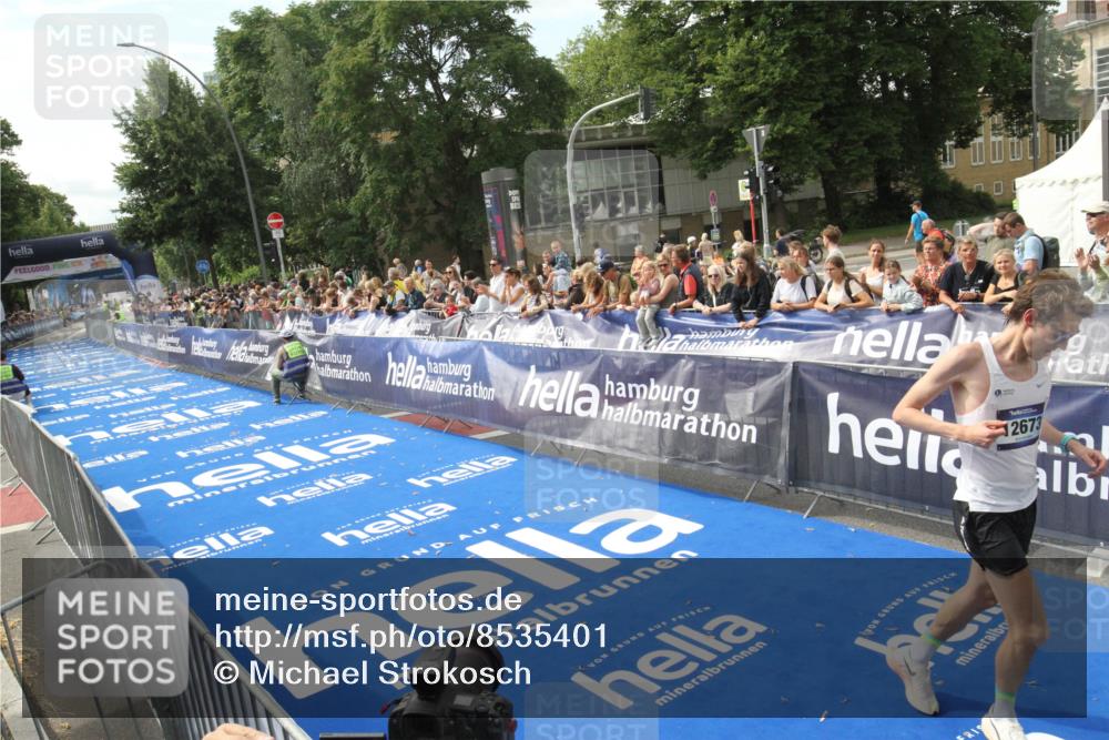 29.06.2025 - hella hamburg halbmarathon Michael Strokosch http://msf.ph/oto/8535401 29.06.2025 10:15:38 Ziel  meine-sportfotos.de