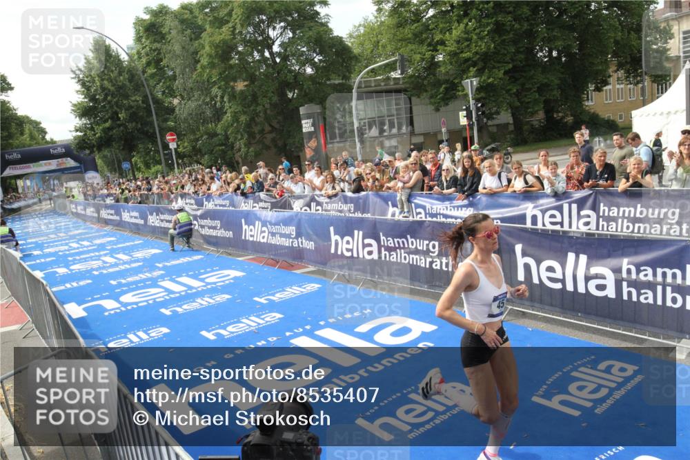 29.06.2025 - hella hamburg halbmarathon Michael Strokosch http://msf.ph/oto/8535407 29.06.2025 10:15:52 Ziel  meine-sportfotos.de