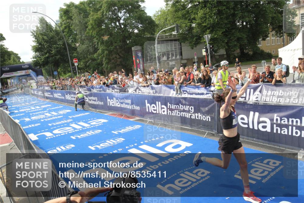 29.06.2025 - hella hamburg halbmarathon Michael Strokosch http://msf.ph/oto/8535411 29.06.2025 10:16:16 Ziel  meine-sportfotos.de