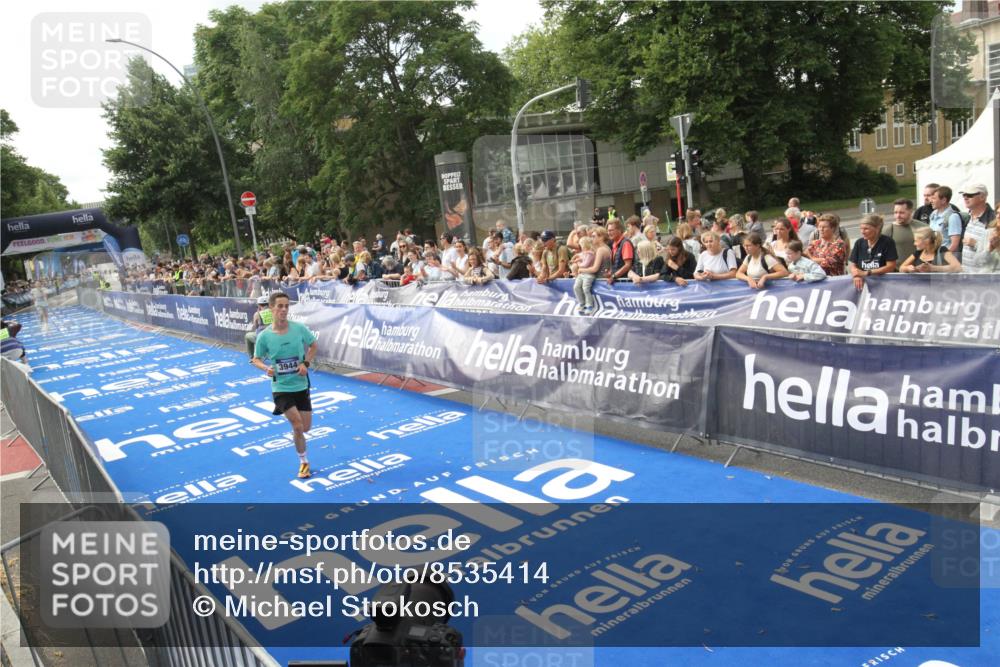 29.06.2025 - hella hamburg halbmarathon Michael Strokosch http://msf.ph/oto/8535414 29.06.2025 10:16:37 Ziel  meine-sportfotos.de