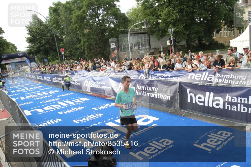 29.06.2025 - hella hamburg halbmarathon Michael Strokosch http://msf.ph/oto/8535416 29.06.2025 10:16:37 Ziel  meine-sportfotos.de