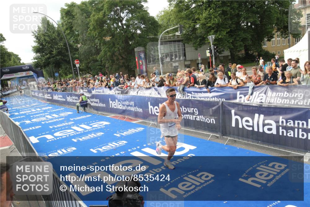 29.06.2025 - hella hamburg halbmarathon Michael Strokosch http://msf.ph/oto/8535424 29.06.2025 10:17:05 Ziel  meine-sportfotos.de