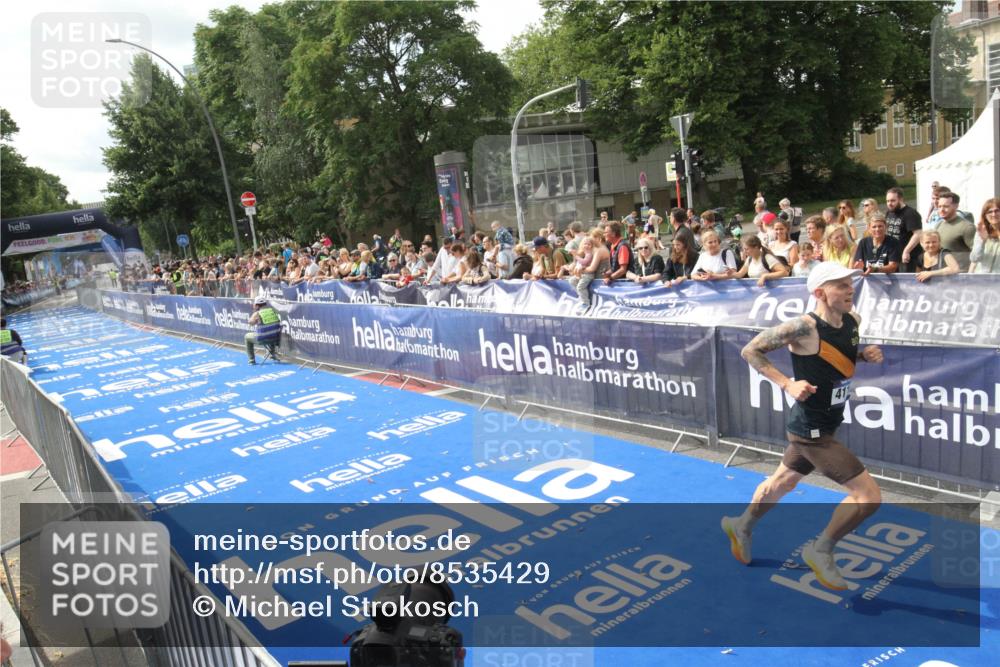 29.06.2025 - hella hamburg halbmarathon Michael Strokosch http://msf.ph/oto/8535429 29.06.2025 10:17:13 Ziel  meine-sportfotos.de