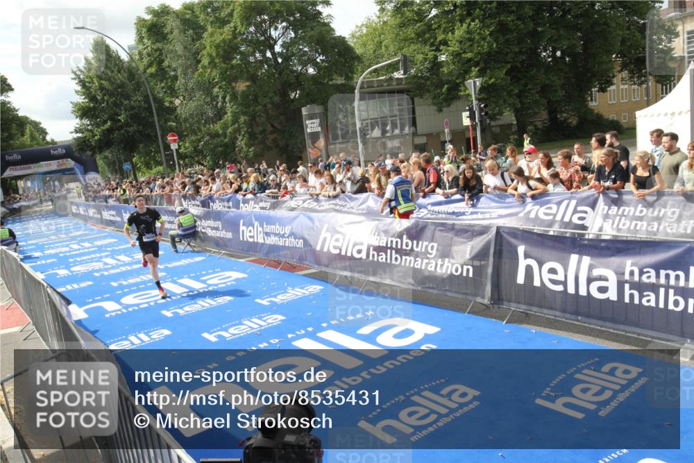 29.06.2025 - hella hamburg halbmarathon Michael Strokosch http://msf.ph/oto/8535431 29.06.2025 10:17:26 Ziel  meine-sportfotos.de