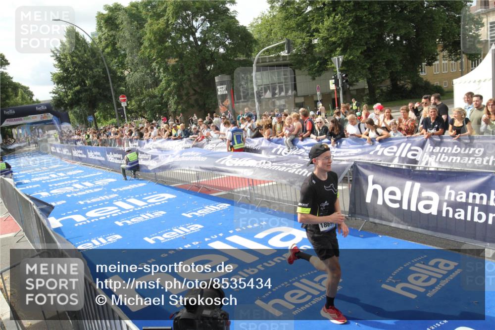 29.06.2025 - hella hamburg halbmarathon Michael Strokosch http://msf.ph/oto/8535434 29.06.2025 10:17:28 Ziel  meine-sportfotos.de