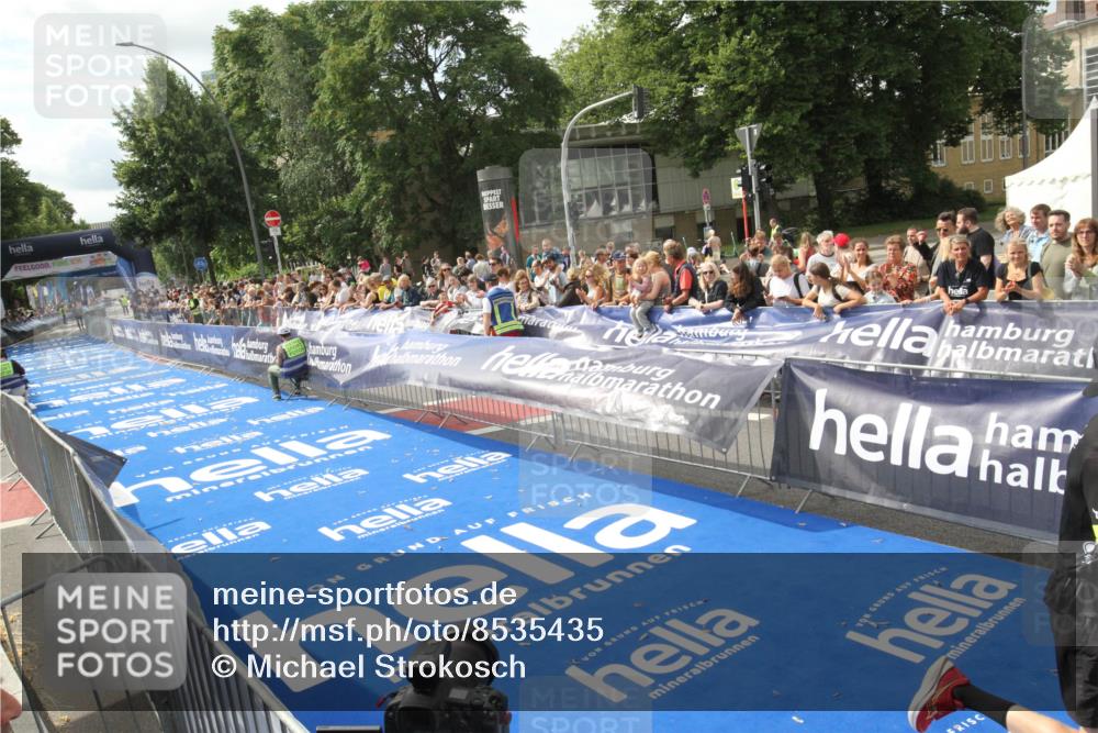 29.06.2025 - hella hamburg halbmarathon Michael Strokosch http://msf.ph/oto/8535435 29.06.2025 10:17:28 Ziel  meine-sportfotos.de